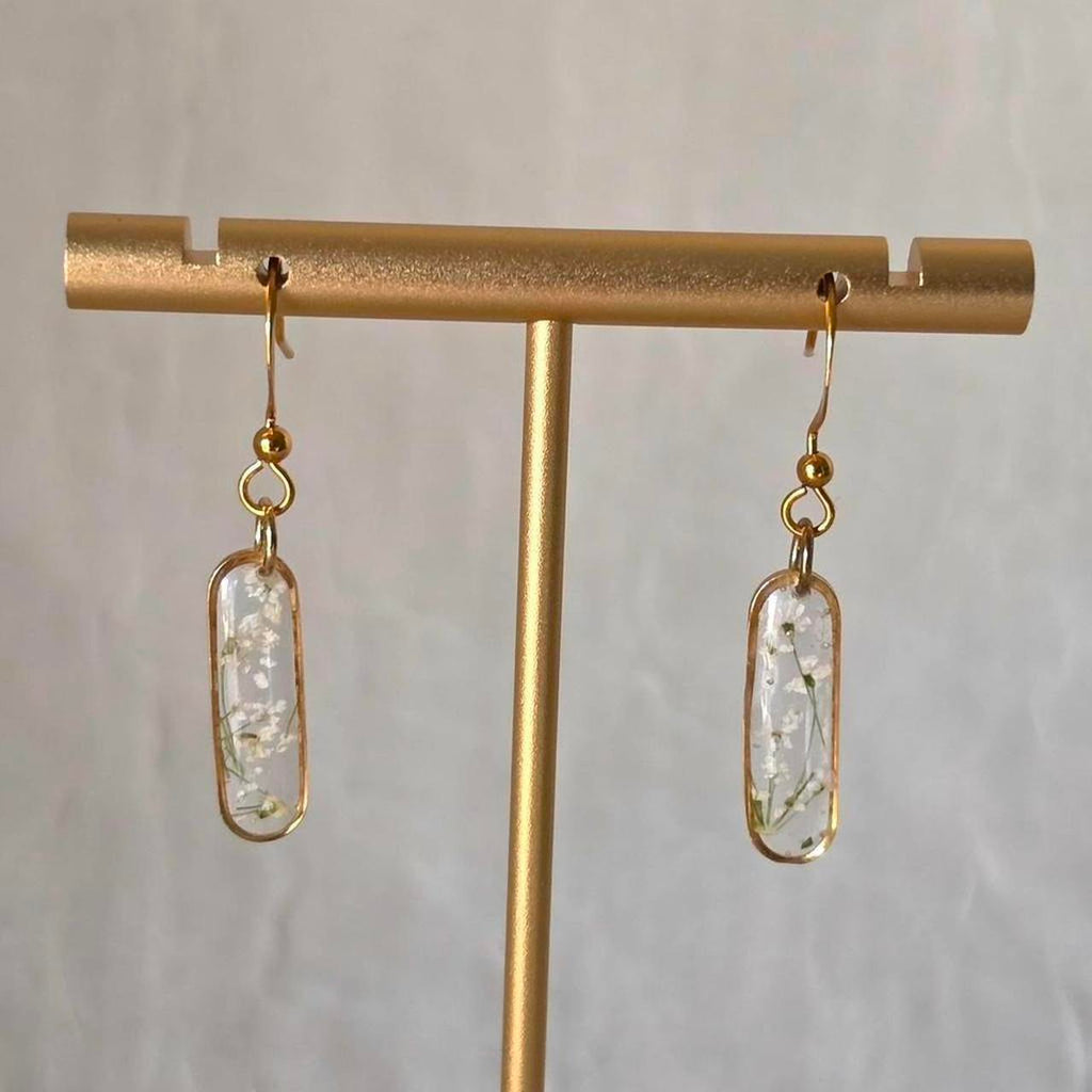 White Oval Pressed Flower Resin Earrings – Handmade Fairycore Jewelry with Gold Flakes