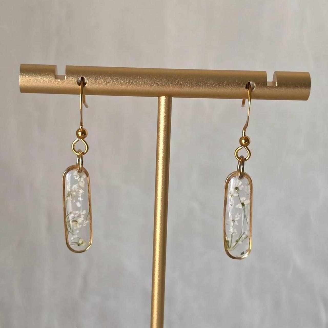 White Oval Pressed Flower Resin Earrings – Handmade Fairycore Jewelry with Gold Flakes