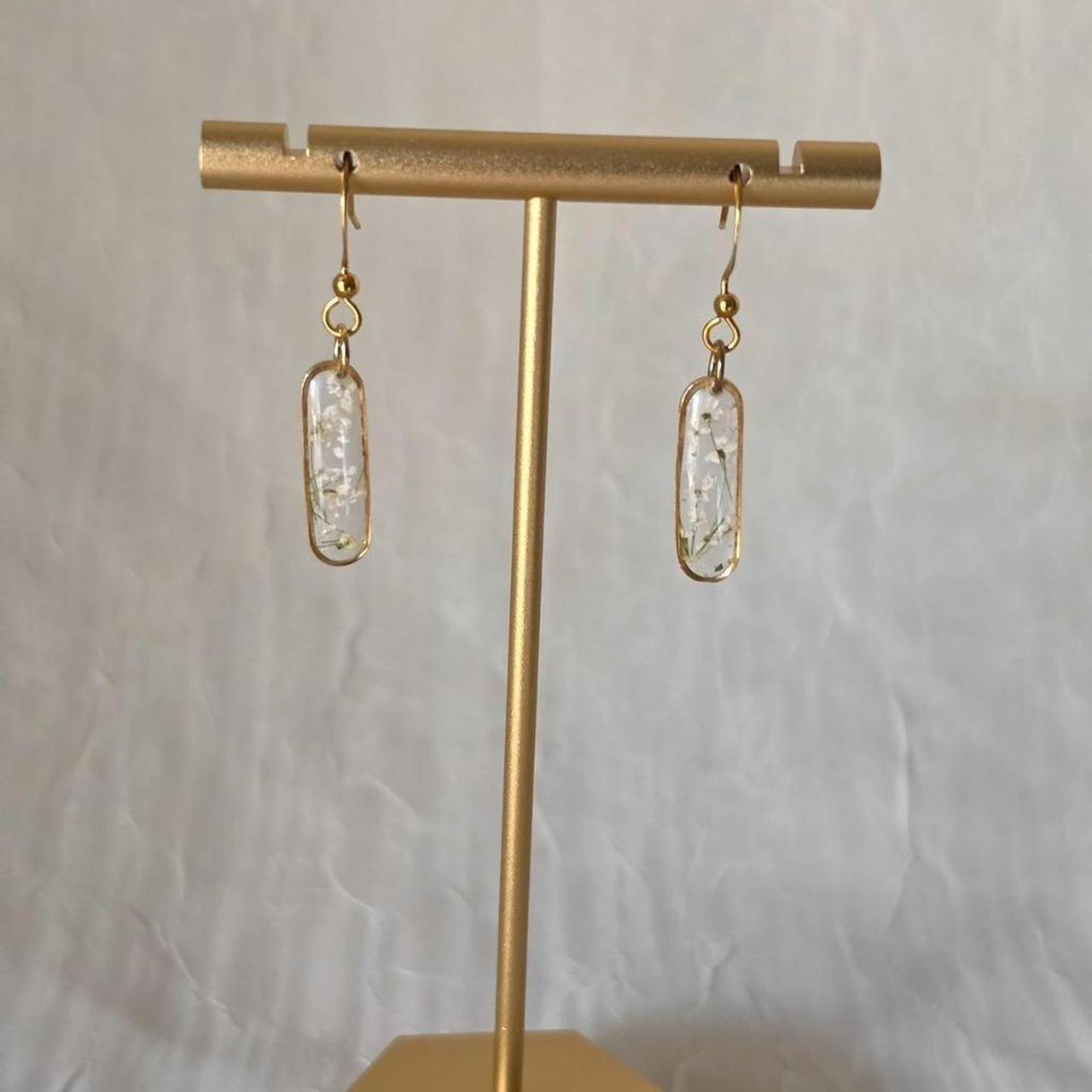 White Oval Pressed Flower Resin Earrings – Handmade Fairycore Jewelry with Gold Flakes