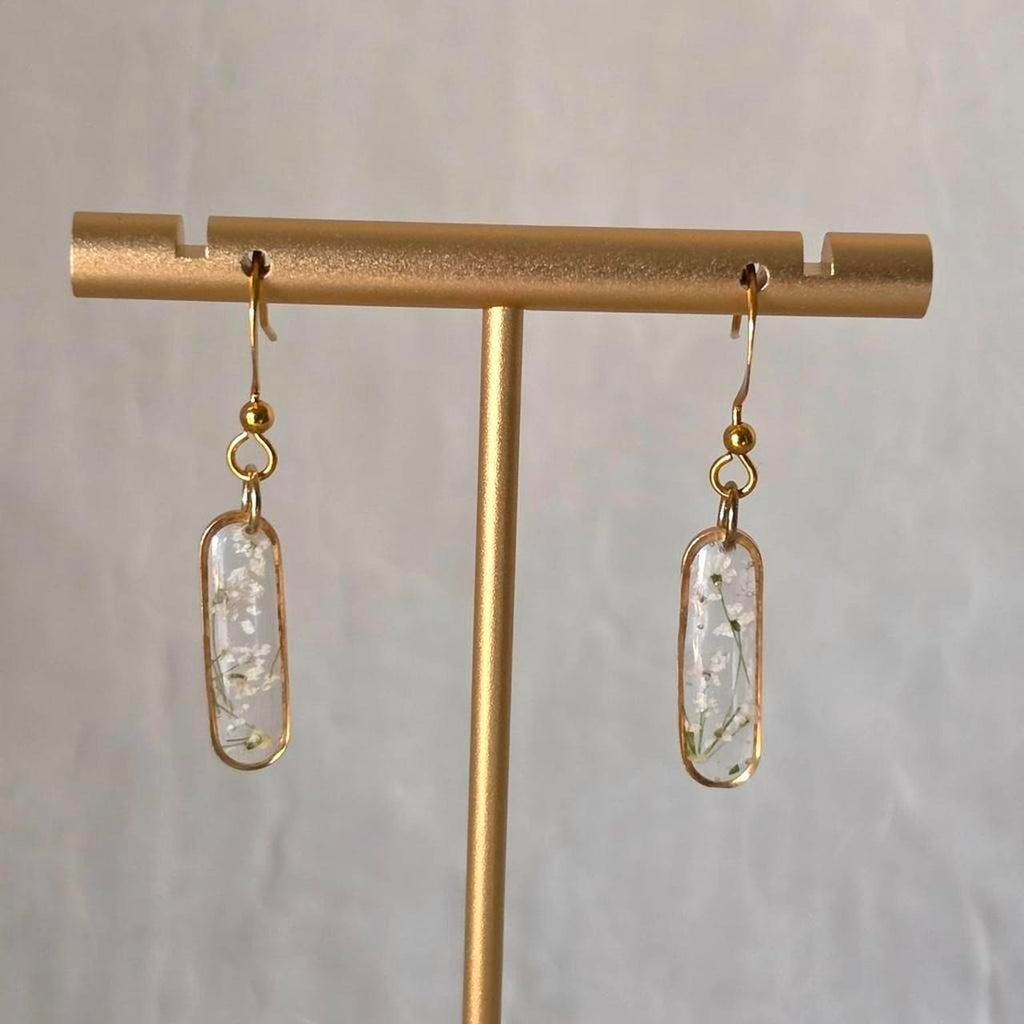 White Oval Pressed Flower Resin Earrings – Handmade Fairycore Jewelry with Gold Flakes