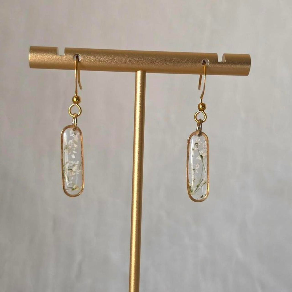 White Oval Pressed Flower Resin Earrings – Handmade Fairycore Jewelry with Gold Flakes