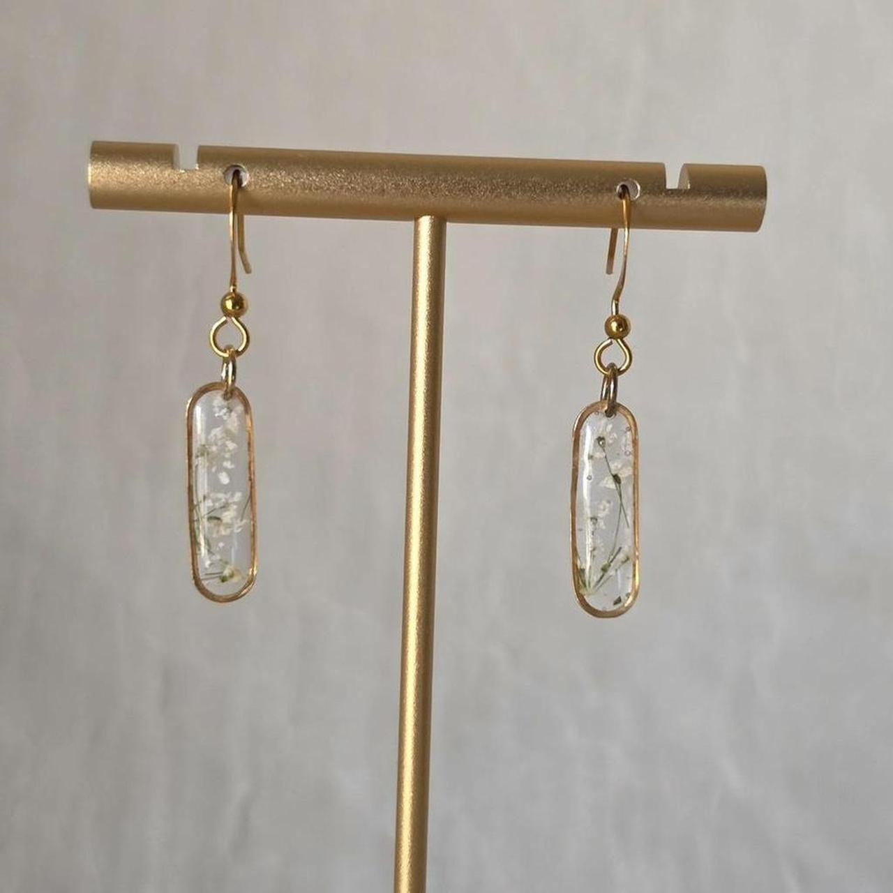 White Oval Pressed Flower Resin Earrings – Handmade Fairycore Jewelry with Gold Flakes