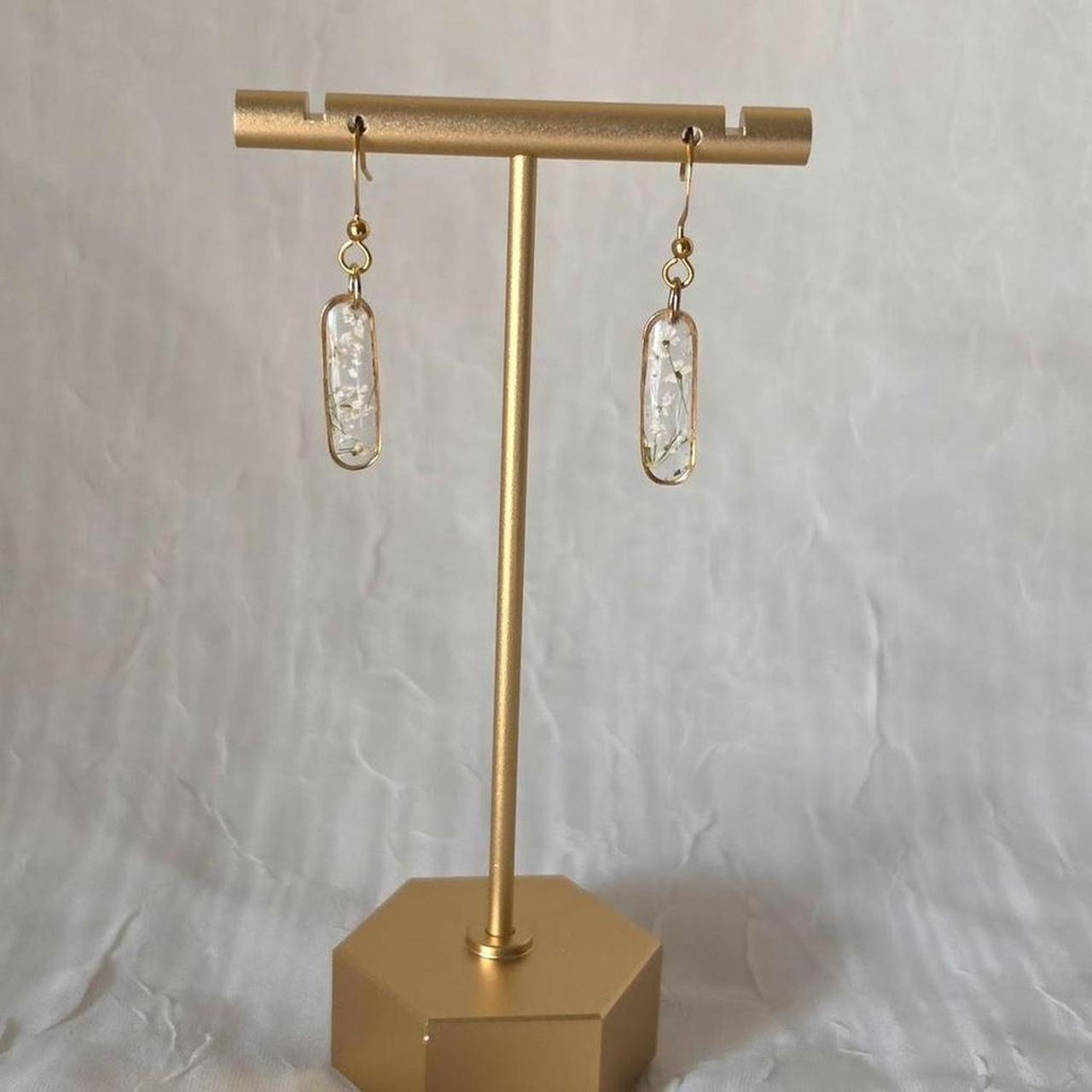 White Oval Pressed Flower Resin Earrings – Handmade Fairycore Jewelry with Gold Flakes