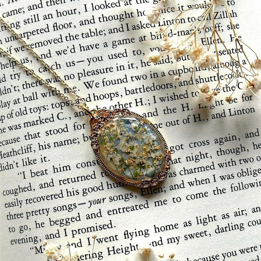 Bridgerton-Style Pressed Flower Necklace – Handmade Regency Aesthetic Resin Pendant with Gold Flakes