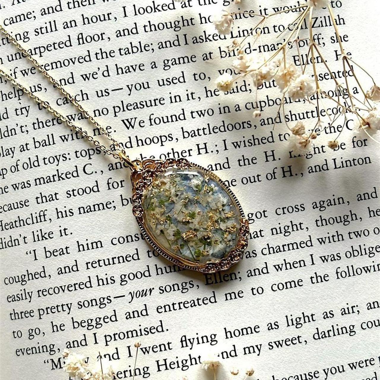 Bridgerton-Style Pressed Flower Necklace – Handmade Regency Aesthetic Resin Pendant with Gold Flakes