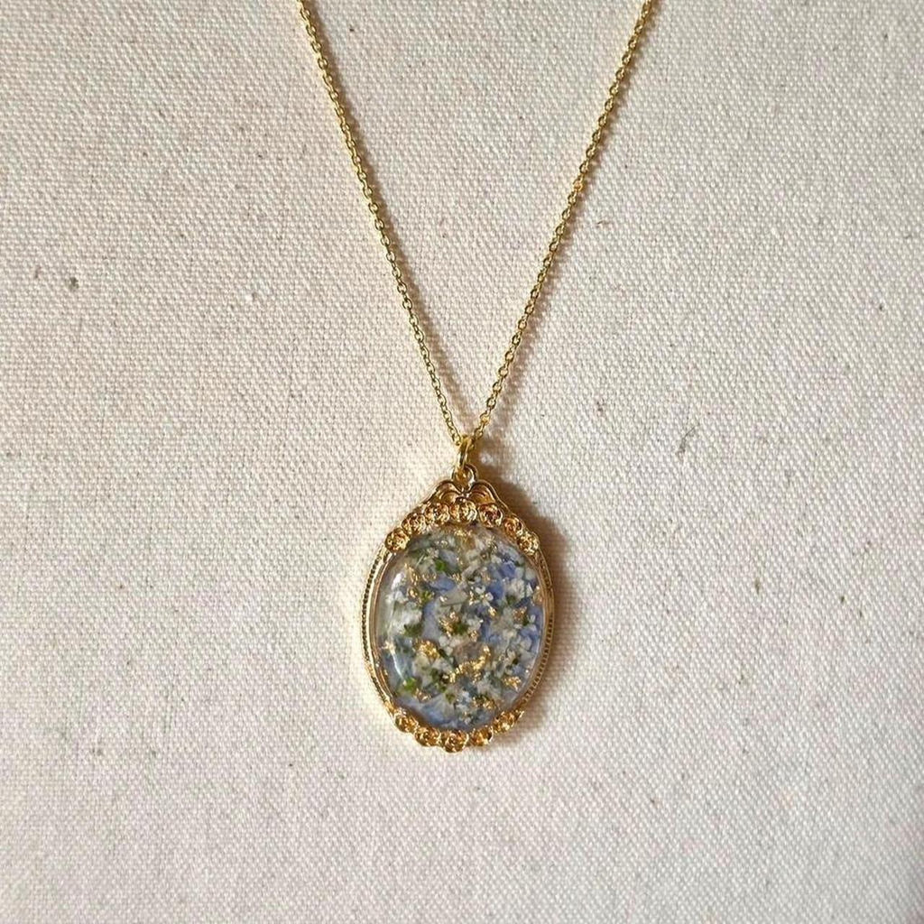 Bridgerton-Style Pressed Flower Necklace – Handmade Regency Aesthetic Resin Pendant with Gold Flakes