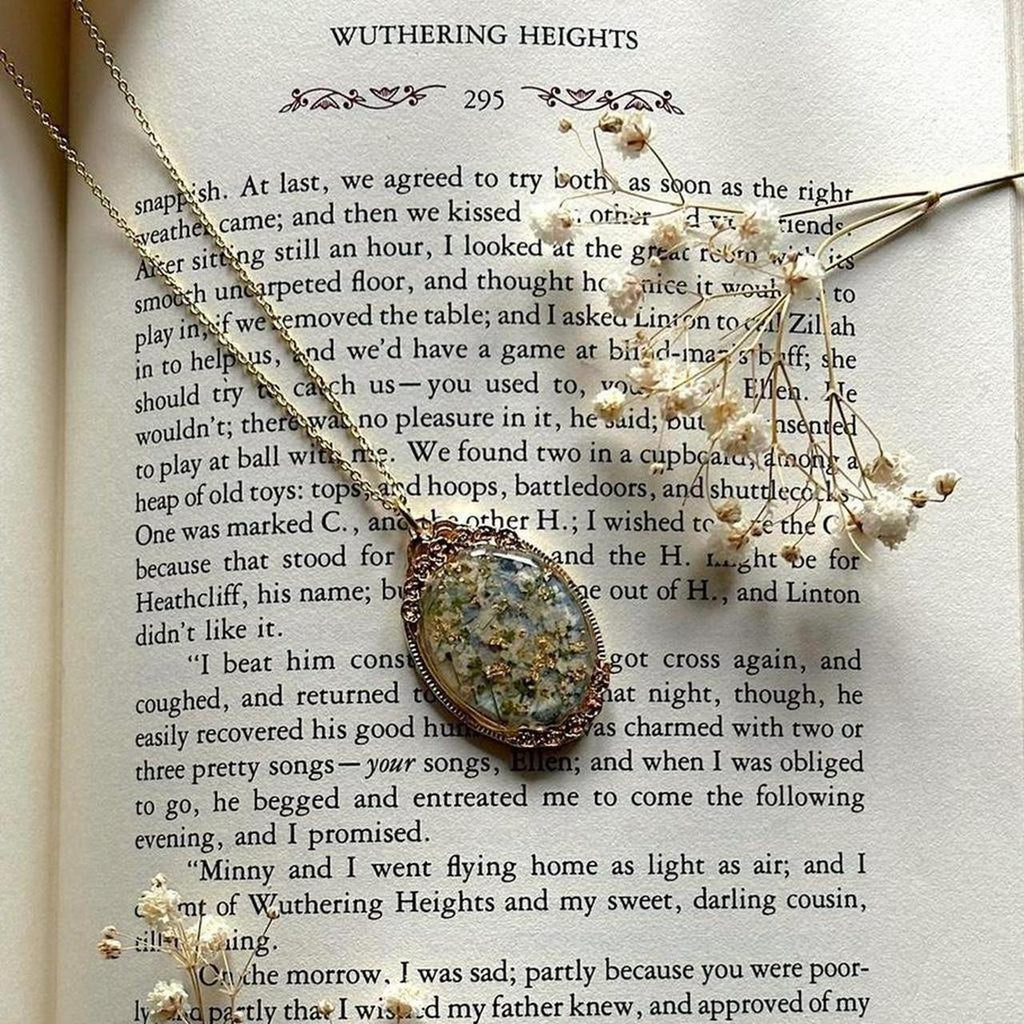 Bridgerton-Style Pressed Flower Necklace – Handmade Regency Aesthetic Resin Pendant with Gold Flakes