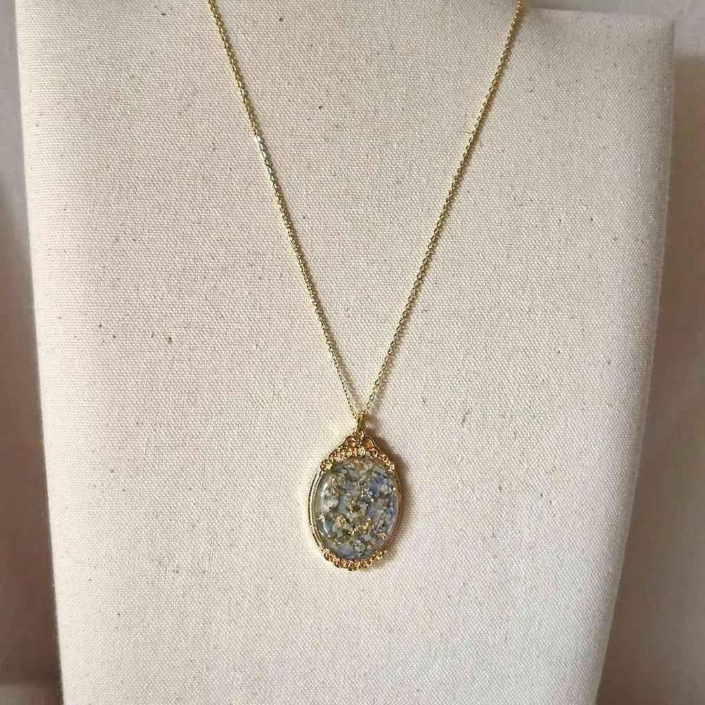 Bridgerton-Style Pressed Flower Necklace – Handmade Regency Aesthetic Resin Pendant with Gold Flakes