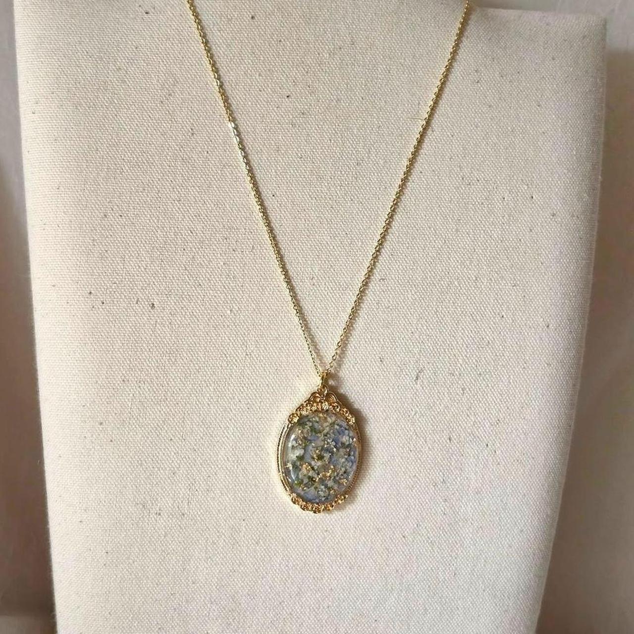 Bridgerton-Style Pressed Flower Necklace – Handmade Regency Aesthetic Resin Pendant with Gold Flakes