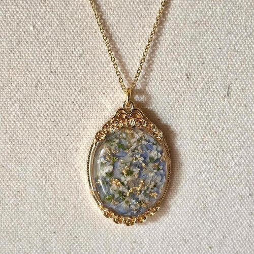 Bridgerton-Style Pressed Flower Necklace – Handmade Regency Aesthetic Resin Pendant with Gold Flakes
