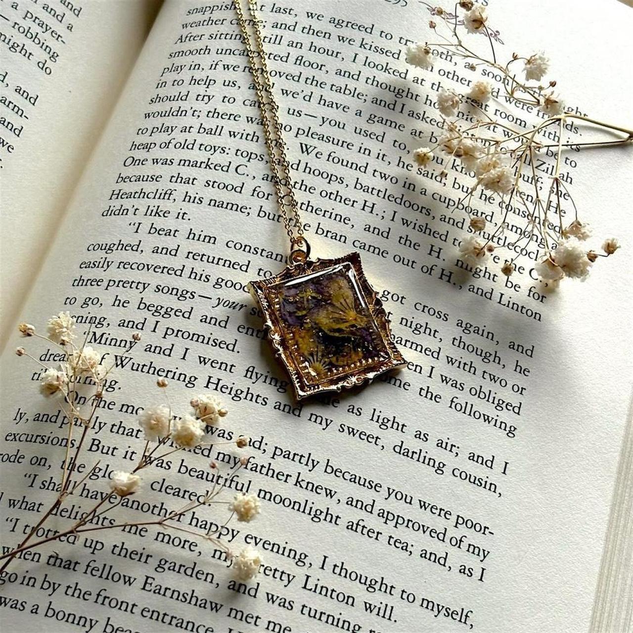 Pressed Flower Resin Necklace – Handmade Regency Floral Pendant with Gold Flakes