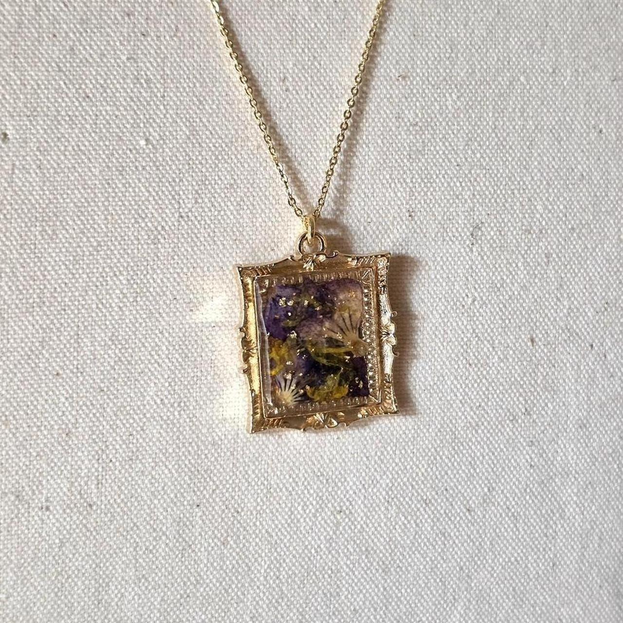 Pressed Flower Resin Necklace – Handmade Regency Floral Pendant with Gold Flakes