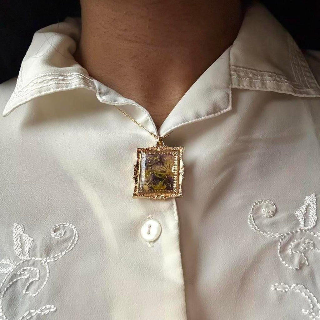 Pressed Flower Resin Necklace – Handmade Regency Floral Pendant with Gold Flakes