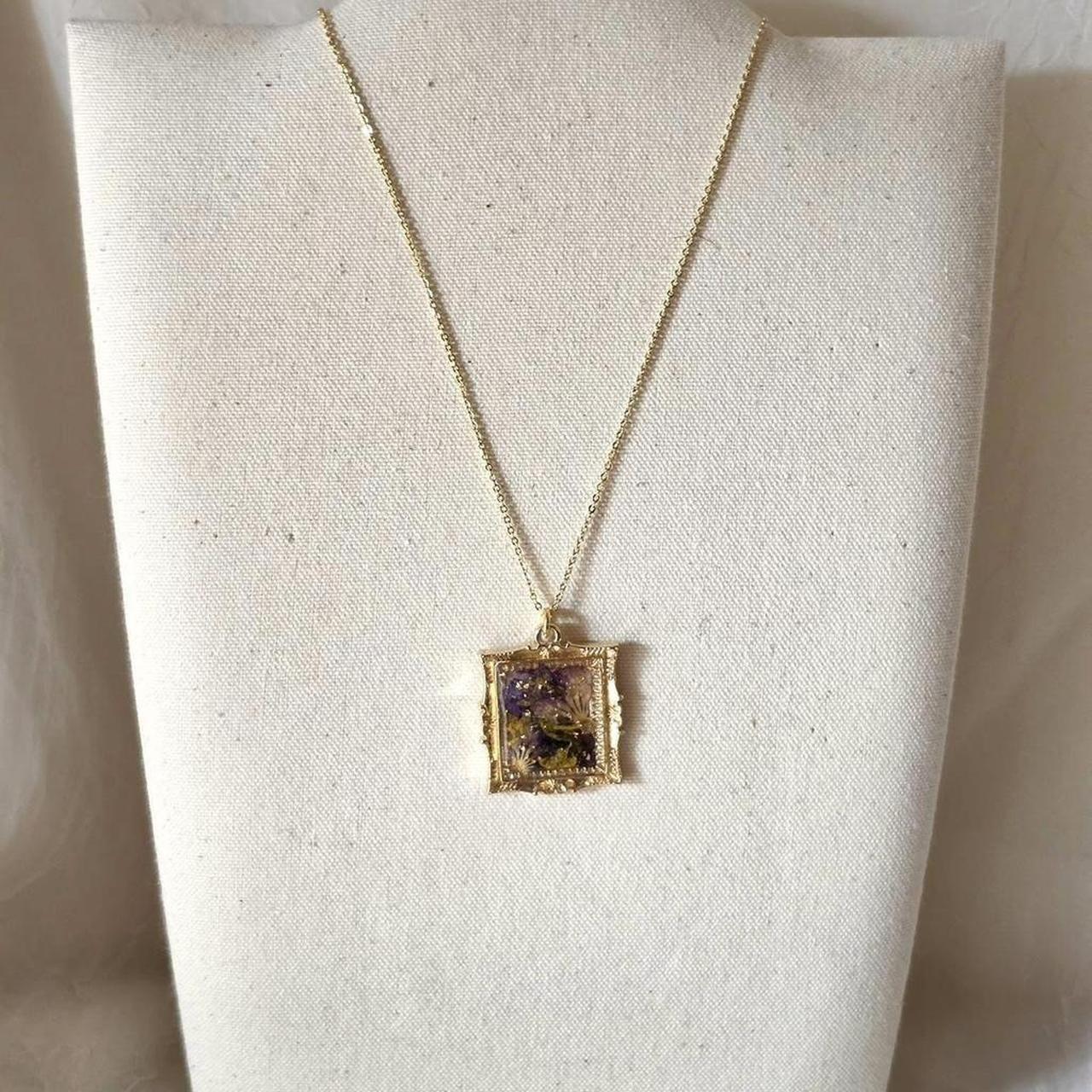 Pressed Flower Resin Necklace – Handmade Regency Floral Pendant with Gold Flakes