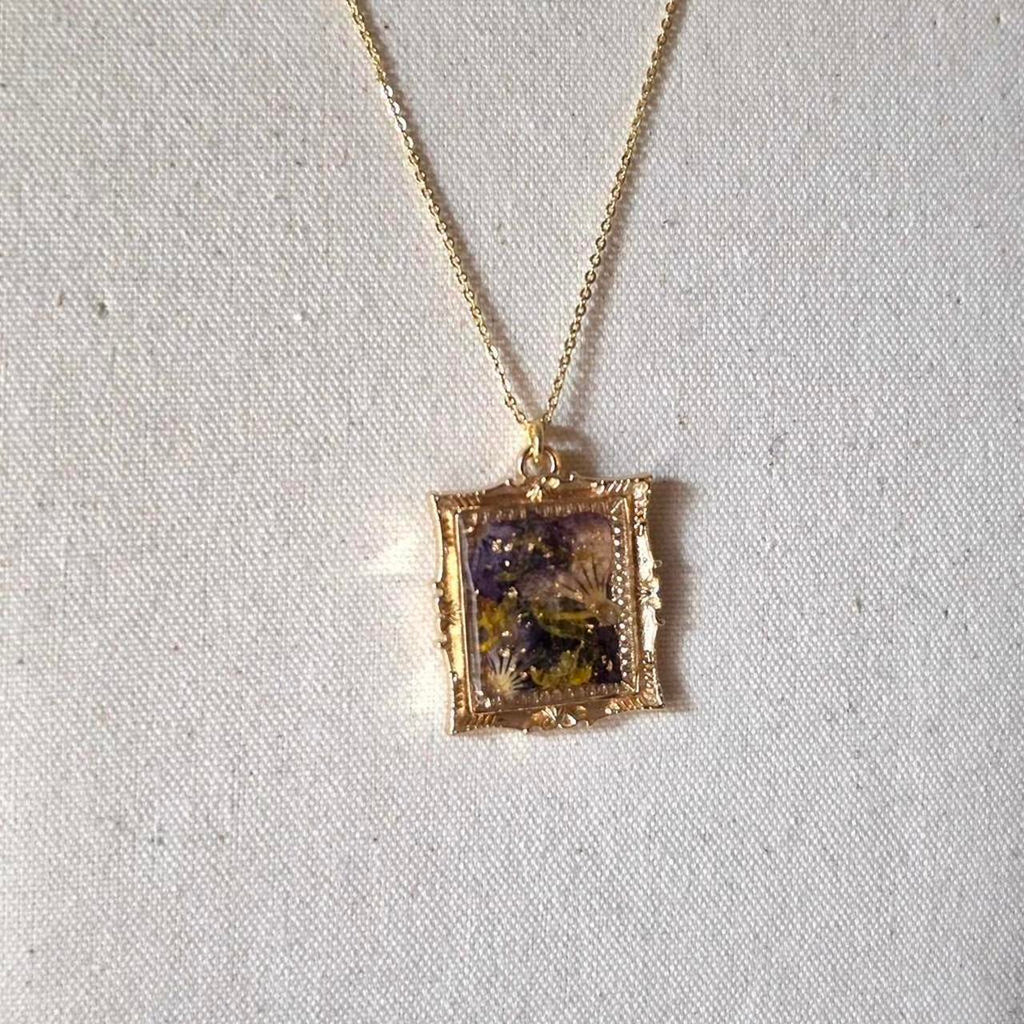 Pressed Flower Resin Necklace – Handmade Regency Floral Pendant with Gold Flakes