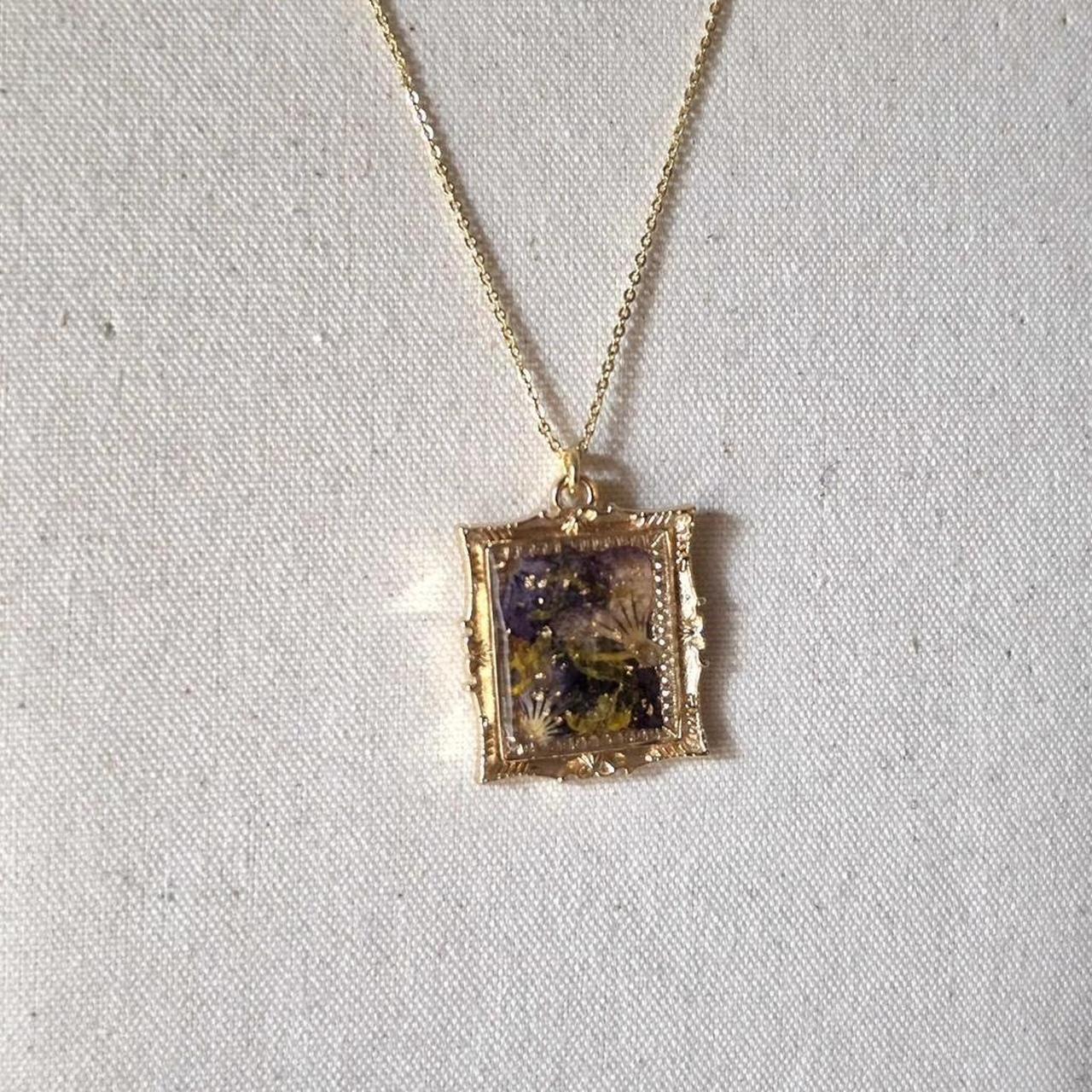Pressed Flower Resin Necklace – Handmade Regency Floral Pendant with Gold Flakes