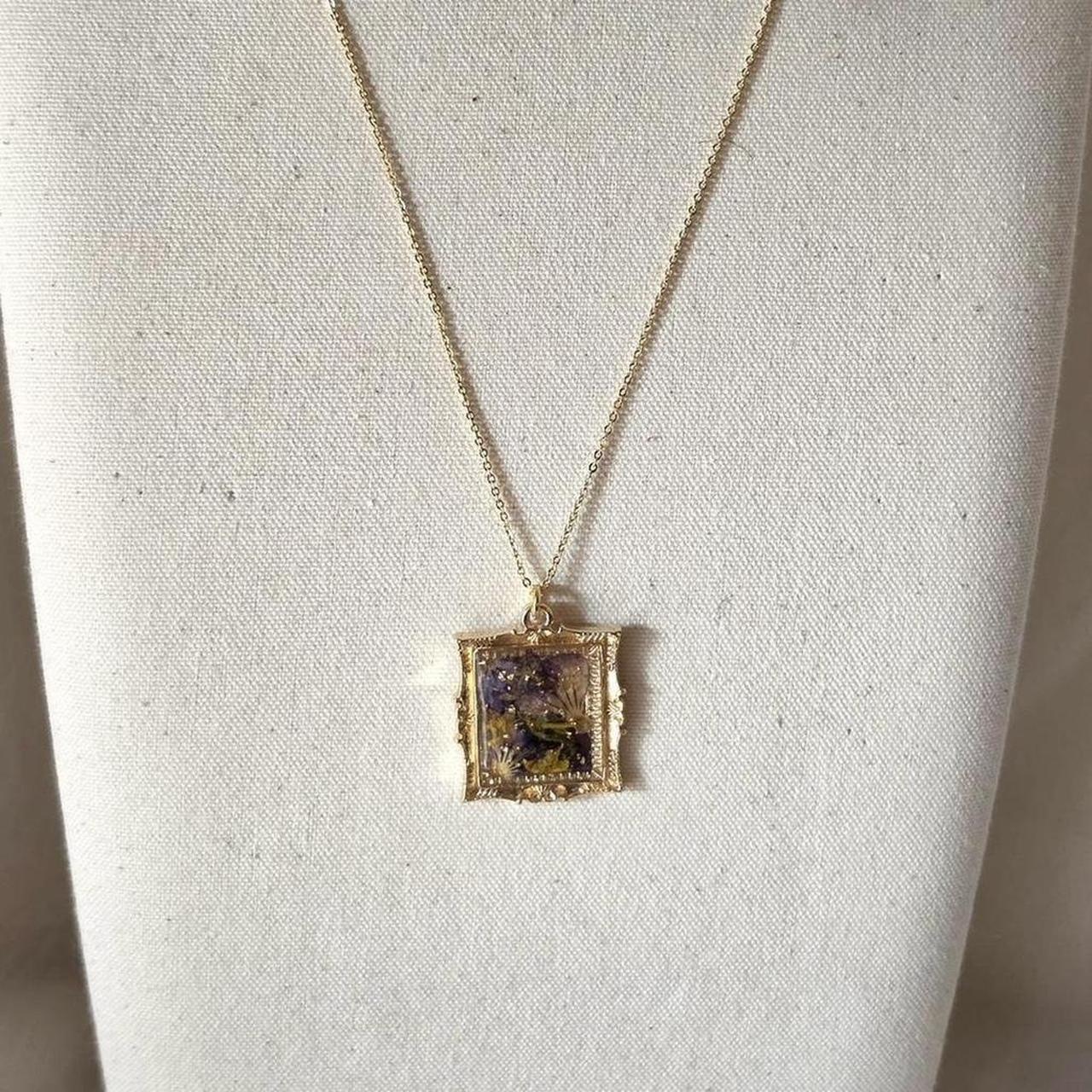 Pressed Flower Resin Necklace – Handmade Regency Floral Pendant with Gold Flakes
