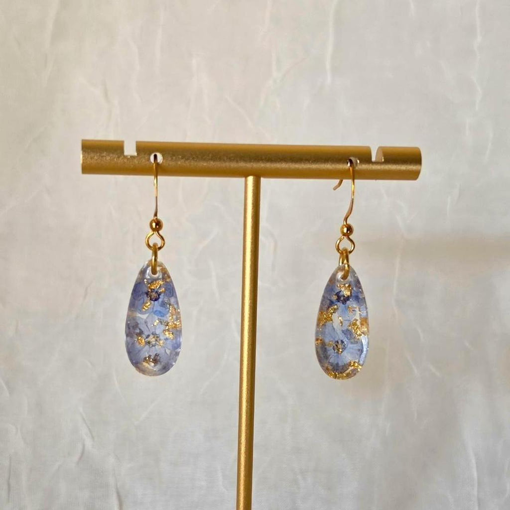 Forget-Me-Not Pressed Flower Earrings – Handmade Teardrop Resin Jewelry with Gold Flakes