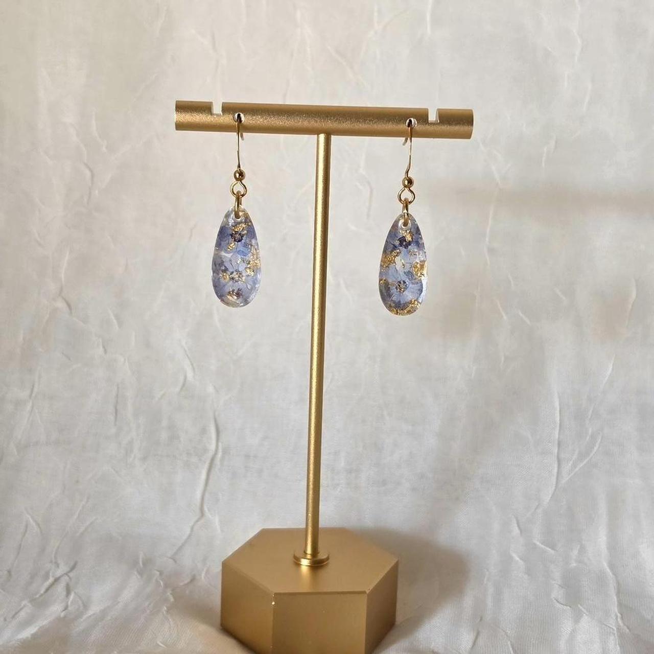 Forget-Me-Not Pressed Flower Earrings – Handmade Teardrop Resin Jewelry with Gold Flakes