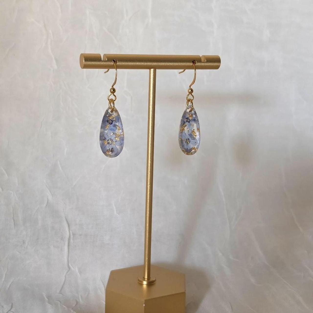 Forget-Me-Not Pressed Flower Earrings – Handmade Teardrop Resin Jewelry with Gold Flakes
